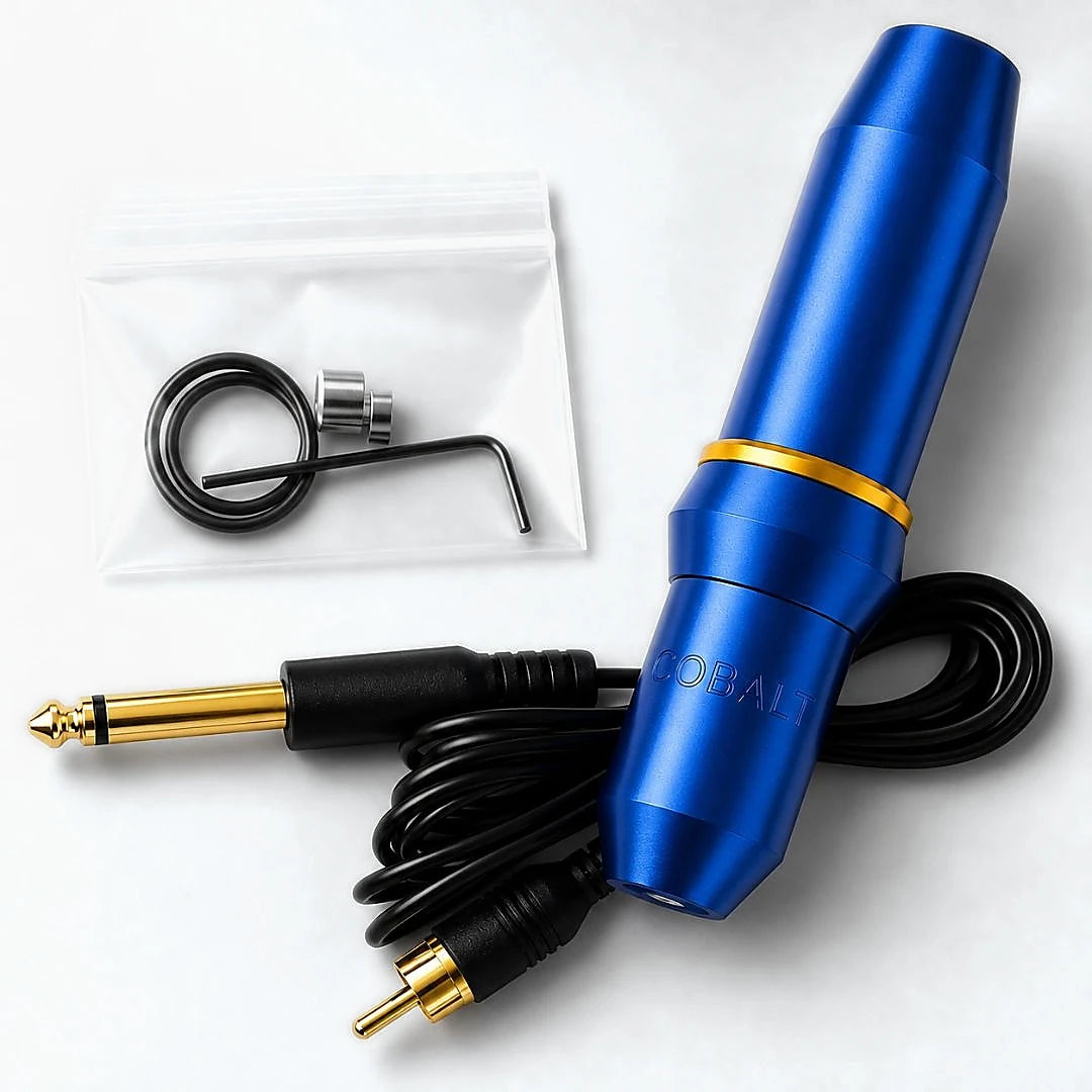 Blaue Cobalt mit sichtbarem Kabel und Zubehör