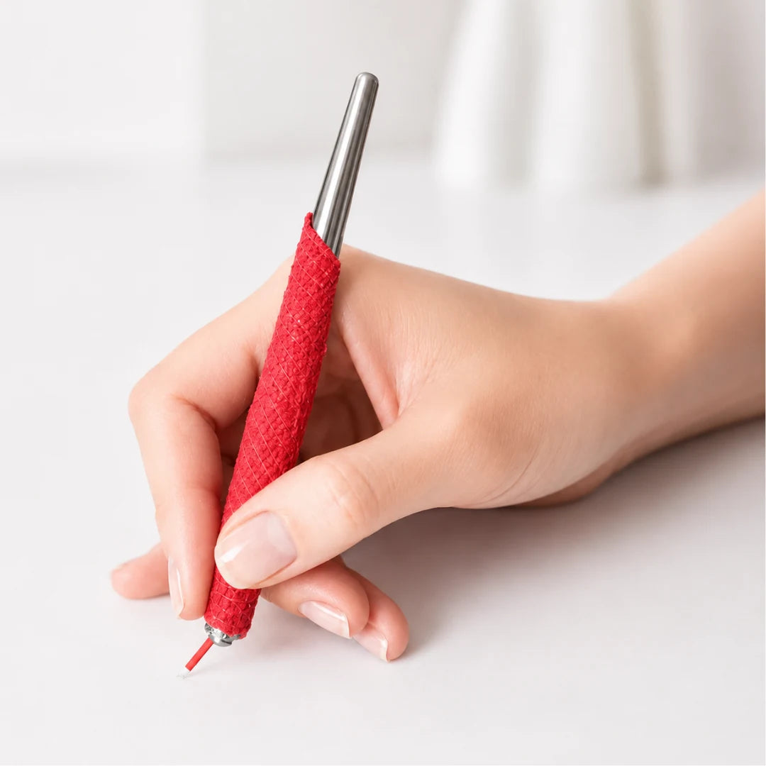 Rotes selbsthaftendes Grip-Band für PMU – Handstück mit Grip in der Hand