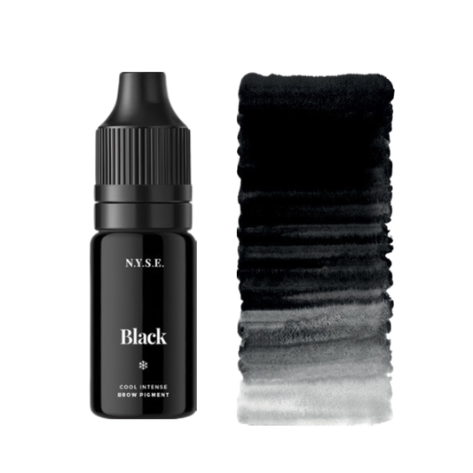 Pigmento PMU NYSE Black nero freddo intenso con flacone nero e swatch sfumato dal nero al grigio su sfondo bianco.