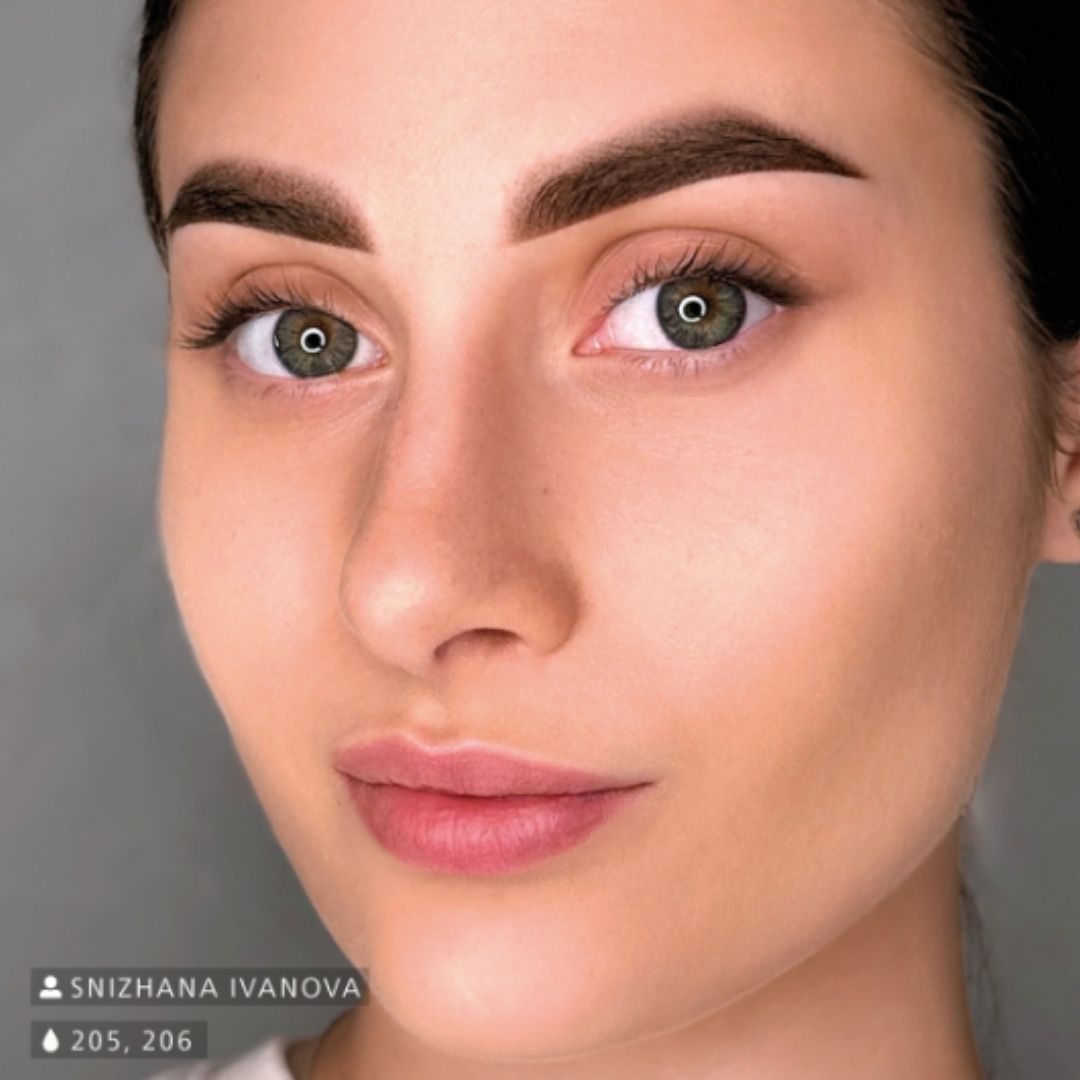 Risultato PMU sopracciglia realizzato con Swiss Color 205 Dark Brown e 206 Cocoa Brown, con effetto definito, uniforme e naturale.