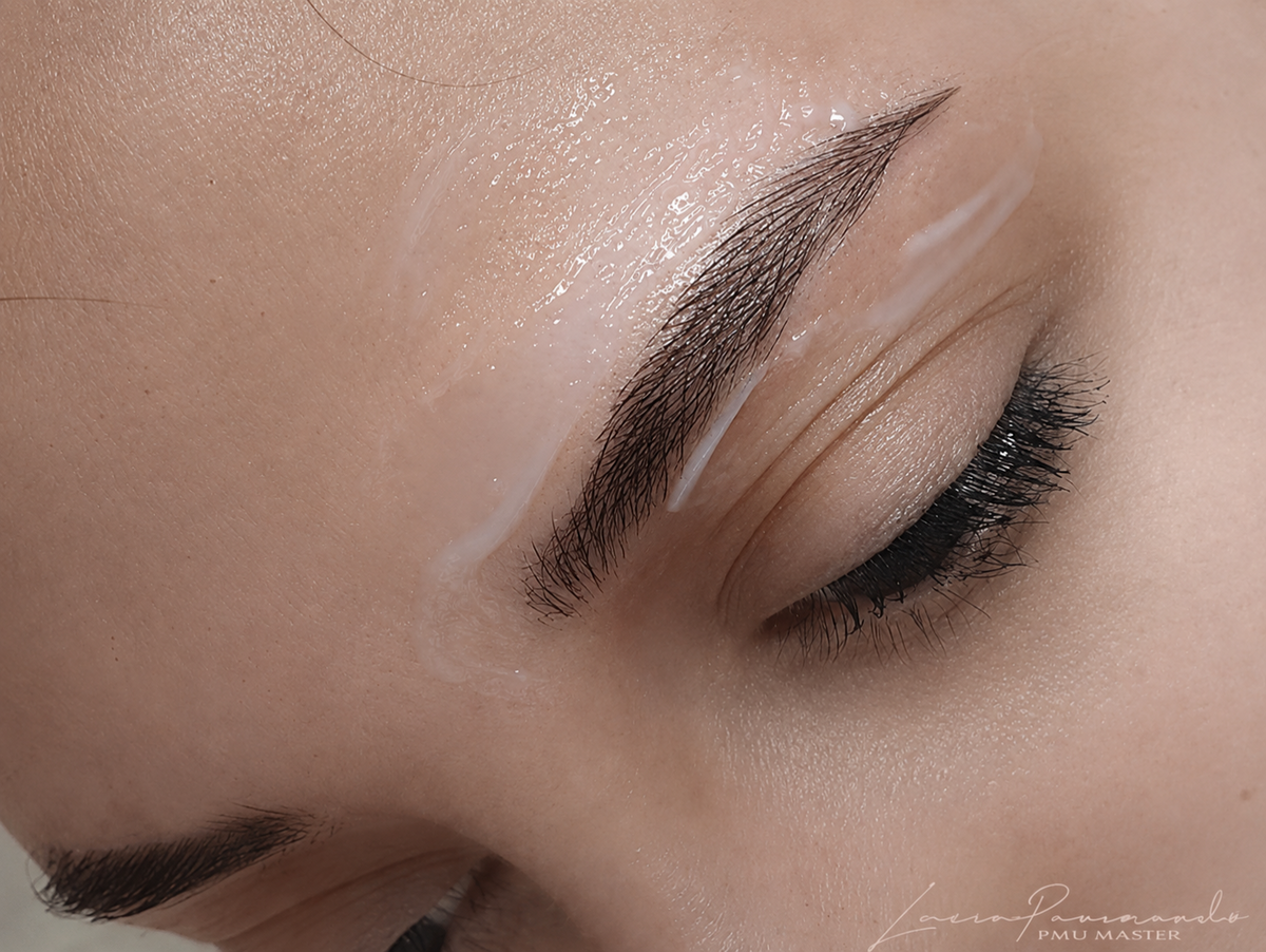 Crema post trattamento applicata sulla zona sopracciglia dopo trucco permanente e dermopigmentazione.
