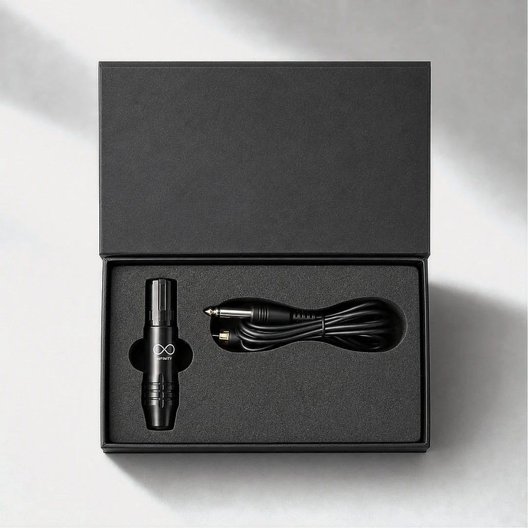 Infinity Mini nera nella confezione aperta con cavo