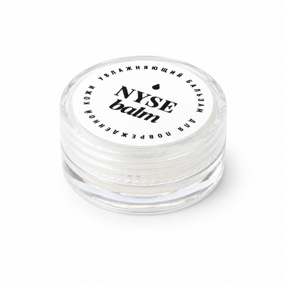 Vasetto trasparente chiuso di NYSE Balm con etichetta bianca e logo nero.
