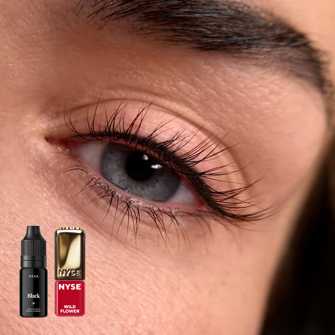 Risultato eyeliner nero definito con pigmento PMU NYSE Black, mostrato su occhio in primo piano con confezione del prodotto.

