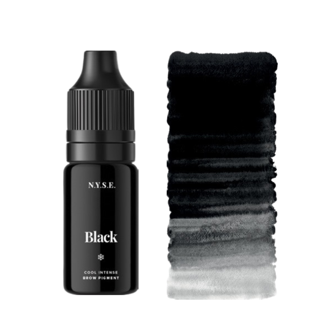 Pigmento PMU NYSE Black nero freddo intenso con flacone nero e swatch sfumato dal nero al grigio su sfondo bianco.
