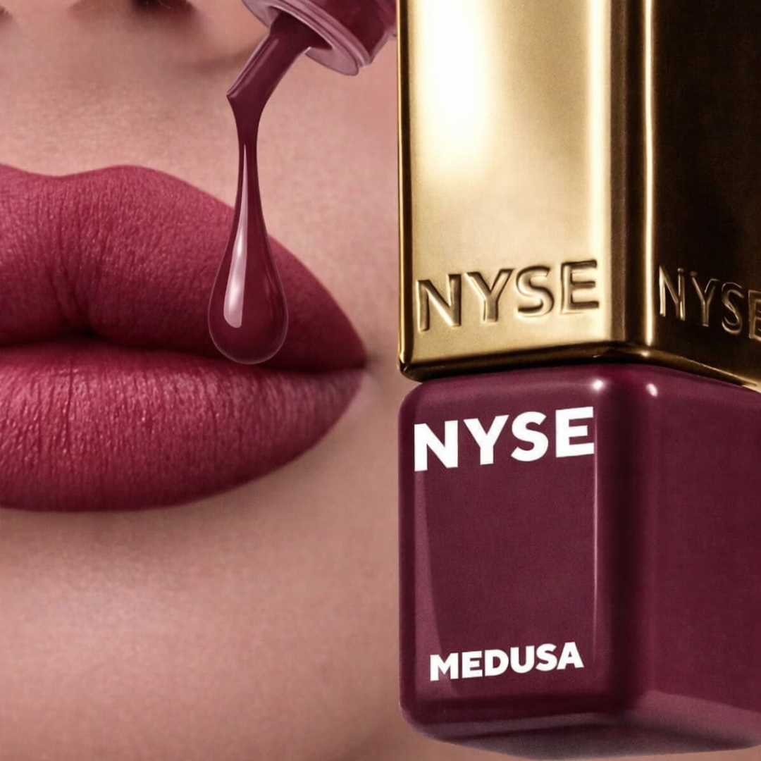 Pigmento labbra NYSE Medusa con flacone Gold-Lip e rappresentazione della tonalità rosa malva scuro sulle labbra.

