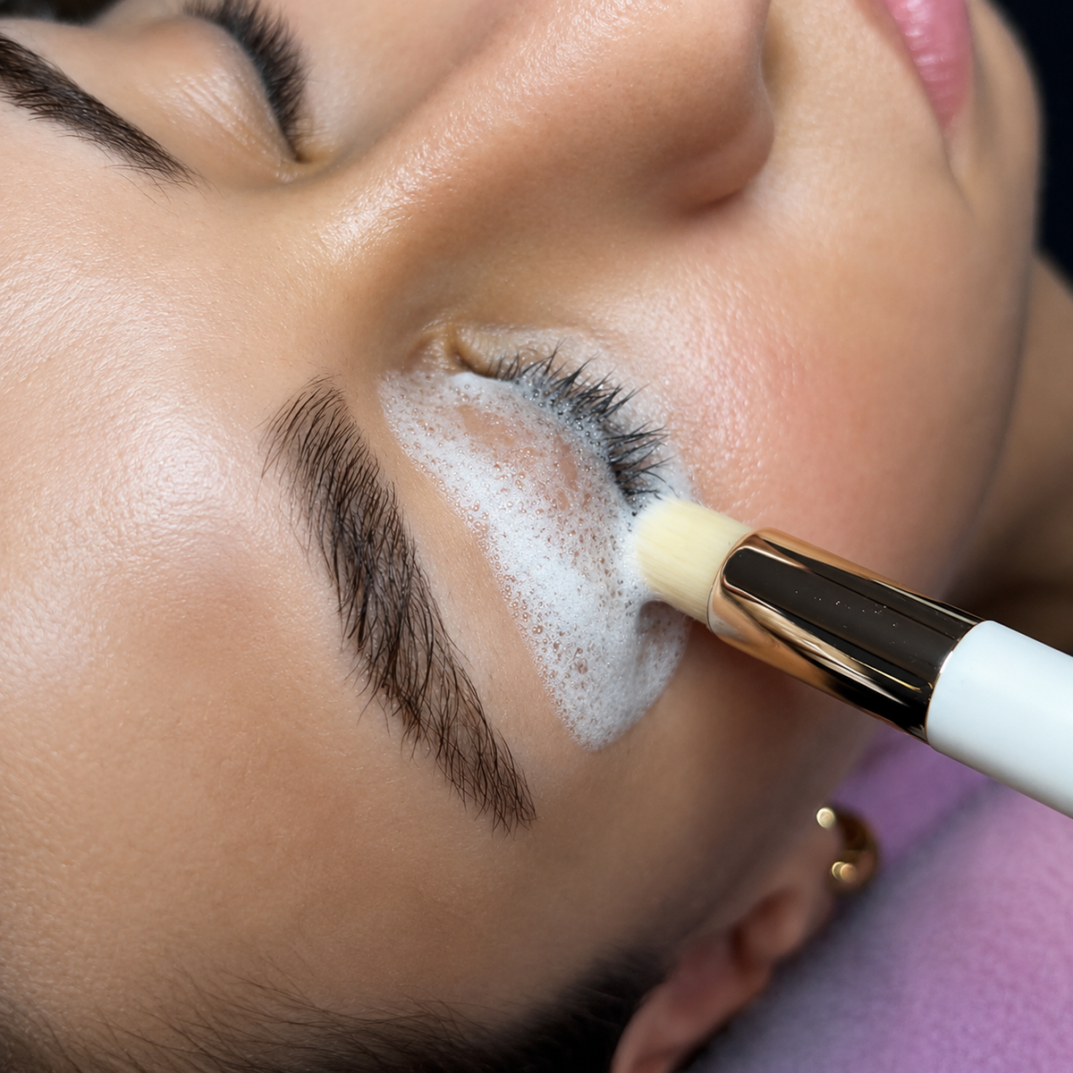 Pennello detergente Lash & Brow utilizzato con foam cleanser sulla zona ciglia
