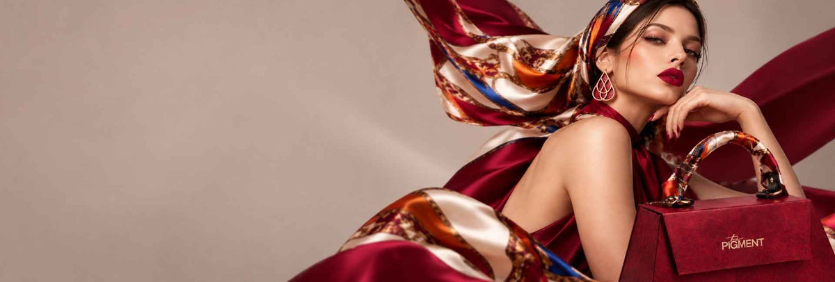 Modella con foulard e borsa bordeaux con logo The Pigment – The Pigment